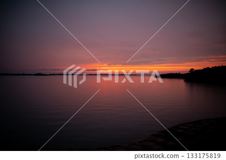 在安靜的海洋上空的日落 133175819