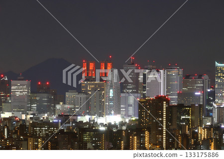 Clear winter skyscrapers in Shinjuku and Mount Fuji at sunset 133175886
