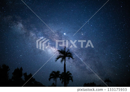 我抬頭看著銀河系 133175933