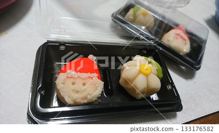 Delicious Japanese sweets 133176582