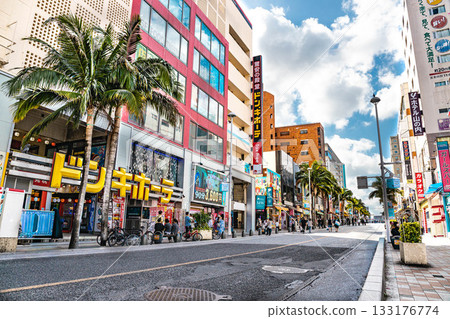 沖繩縣那霸市國際通的景色 133176774