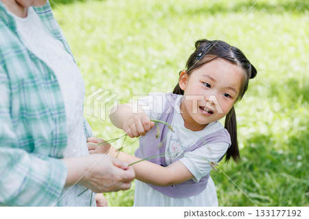 女孩和奶奶玩耍 133177192