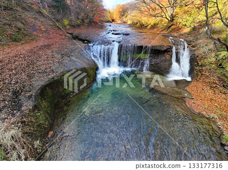 在Nametsu瀑布鳥瞰圖的秋葉 在Nametsu瀑布鳥瞰圖的秋葉 133177316