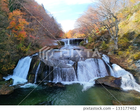 Autumn leaves at Nametsu Falls Aerial view Autumn leaves at Nametsu Falls Aerial view 133177402