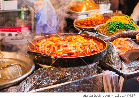 首爾廣藏市場街頭小吃攤炒年糕 首爾廣藏市場街頭小吃攤炒年糕 133177434