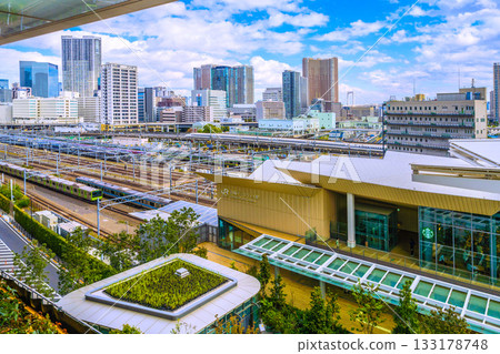 Tokyo cityscape in Japan: Shinkansen, Yamanote Line, Keihin Tohoku Line, tower apartment complexes such as Shibaura Island Cape Tower... Tokyo cityscape in Japan: Shinkansen, Yamanote Line, Keihin Tohoku Line, tower apartment complexes such as Shibaura Island Cape Tower... 133178748