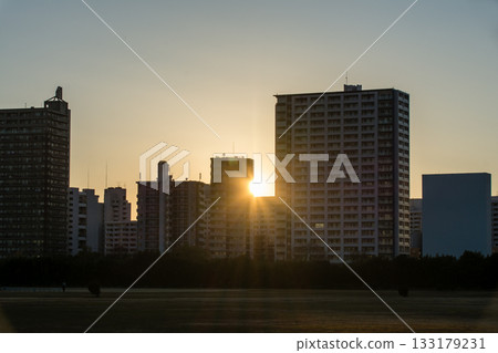 夕陽透過川崎的建築,灑在多摩川對岸的多摩川和多摩川河岸上。 夕陽透過川崎的建築,灑在多摩川對岸的多摩川和多摩川河岸上。 133179231