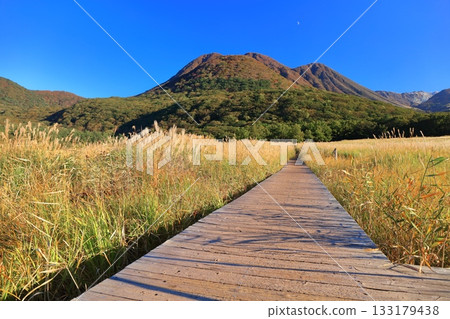 【大分縣】從長崎公園眺望手原濕地和九重山脈的秋葉 【大分縣】從長崎公園眺望手原濕地和九重山脈的秋葉 133179438