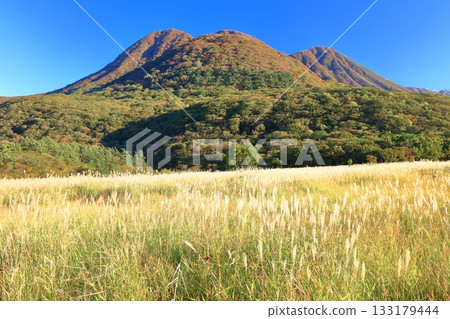 【大分縣】從長崎公園眺望手原濕地和九重山脈的秋葉 133179444