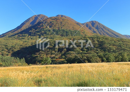 【大分縣】從長崎公園眺望手原濕地和九重山脈的秋葉 【大分縣】從長崎公園眺望手原濕地和九重山脈的秋葉 133179471
