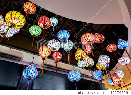室內裝潢以一排色彩繽紛的越南絲綢燈籠點綴天花板。 133179559