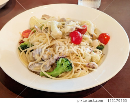Authentic Italian spaghetti, peperoncino pasta made with seafood such as clams and squid and colorful vegetables 133179563