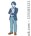 一位年輕男性商務人士沉思的插圖。人物資料，附員工證件。 133183121