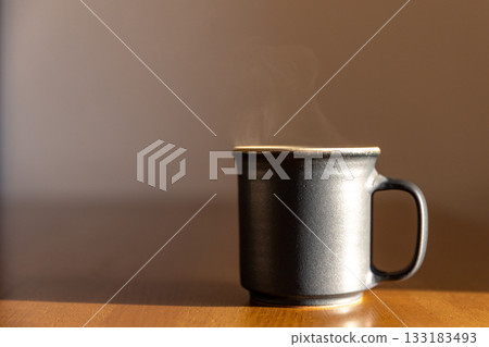 蒸氣和一隻杯子漂浮在遮光窗簾上 蒸氣和一隻杯子漂浮在遮光窗簾上 133183493