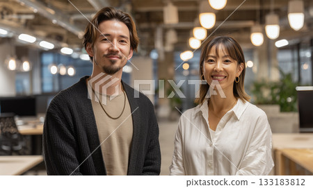 辦公室走廊裡，男男女女面帶微笑。 133183812