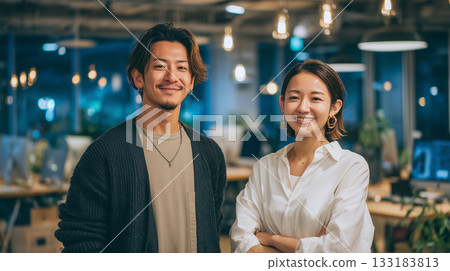 辦公室走廊裡，男男女女面帶微笑。 133183813