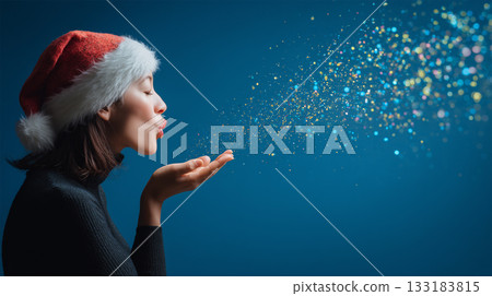 一名女子吹撒彩帶。 133183815