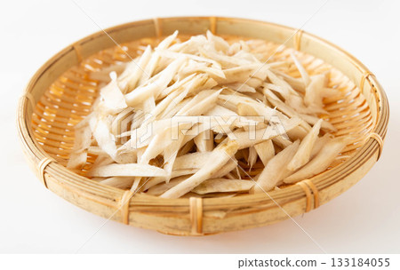 牛蒡絲 牛蒡絲盛於托盤上 133184055