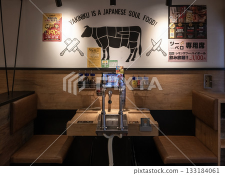 [Nakano, Tokyo] A yakiniku-like booth with beer taps and soul food graphics. 133184061