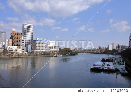 大阪：天滿橋站附近的藍天 133185690