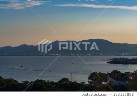從琵琶湖西岸的小吾戶眺望琵琶湖及其東湖面，夕陽西下，景色柔和。 133185898