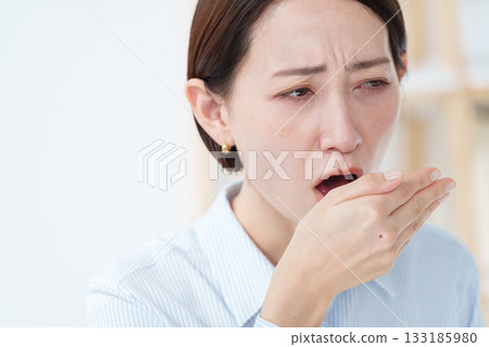 女性口臭 133185980