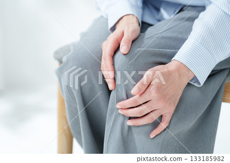 A kneeless woman 133185982