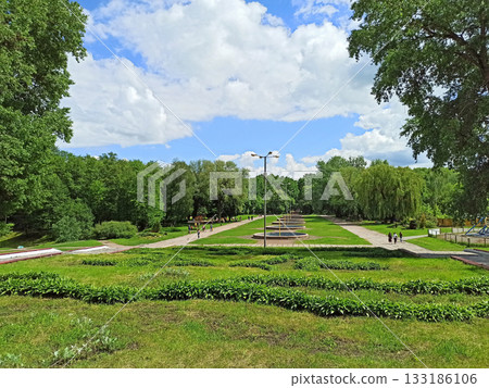 City park with promenade path in Chernihiv. A walking paths with large trees 133186106