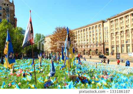 Memorial to fallen Ukrainian soldiers on Maidan Nezalezhnosti in Kyiv 133186187