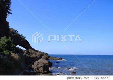 [Fukui Prefecture] The strangely shaped rock formation "Yoborimon" jutting out into the Sea of Japan and the old National Route 306 133186330