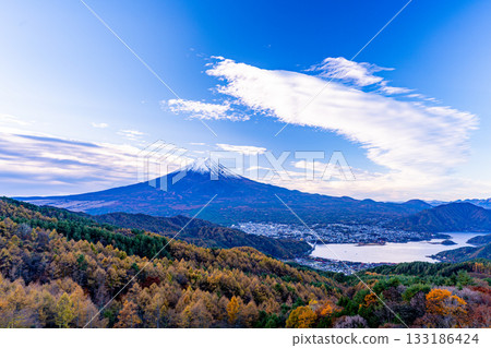[Yamanashi Prefecture] Dynamic clouds and Mount Fuji beyond the yellow leaves of larch trees 133186424