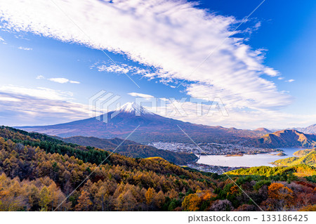 [Yamanashi Prefecture] Dynamic clouds and Mount Fuji beyond the yellow leaves of larch trees 133186425