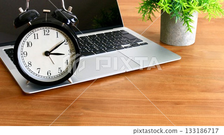 商業圖片:時鐘和電腦,留白,16:9 商業圖片:時鐘和電腦,留白,16:9 133186717