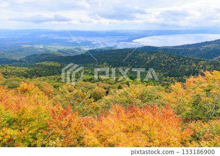 從青森縣陸奧鐮瀨山眺望的秋景 133186900
