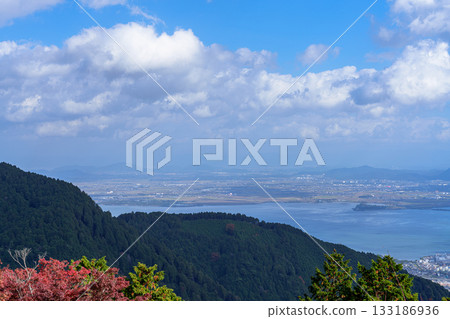 奧比叡公路 - 從比叡山口餐廳眺望 - 秋葉映照下的琵琶湖和近江山脈 ③ 133186936