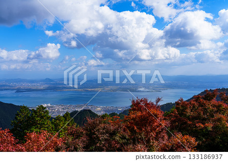 奧比叡公路 - 從比叡山口餐廳眺望 - 秋葉映照下的琵琶湖和近江山脈 4 奧比叡公路 - 從比叡山口餐廳眺望 - 秋葉映照下的琵琶湖和近江山脈 4 133186937