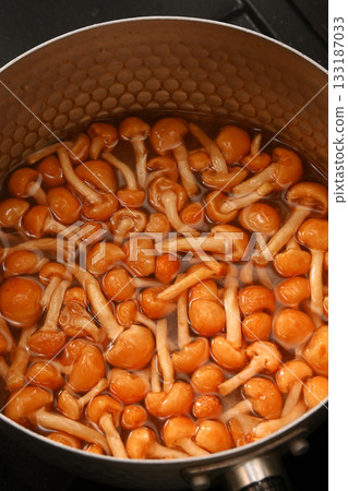 鍋裡的滑子菇 鍋裡的滑子菇 133187033