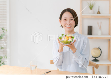 年輕女子在餐廳用餐 年輕女子在餐廳用餐 133187272