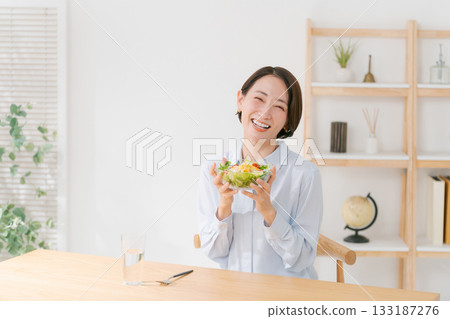 年輕女子在餐廳用餐 年輕女子在餐廳用餐 133187276