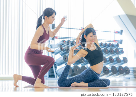 在健身房伸展運動的女人 133187575