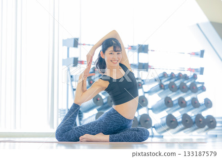 年輕女子在訓練館伸展 133187579