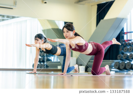 做瑜伽的女人 133187588