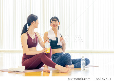瑜珈課間休息的女子 133187604