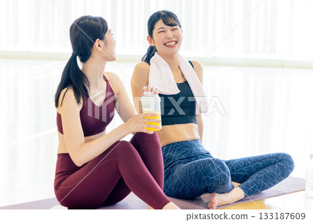 瑜珈課間休息的女子 133187609