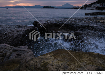 神奈川縣鎌倉市稻村崎斜燈的輪廓 133187660