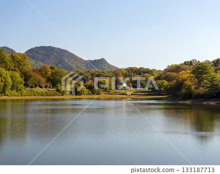 秋葉點綴的池塘美景 133187713