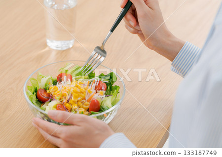 婦女的手用沙拉 133187749