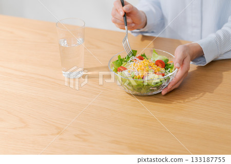 婦女的手用沙拉 133187755