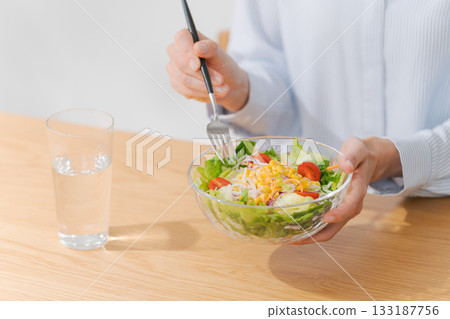 婦女的手用沙拉 133187756