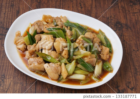 Stir-fried chicken and green onions with ginger flavor 133187771